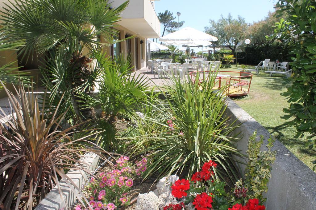 Hotel Astor B&B Лидо ди Класе Екстериор снимка