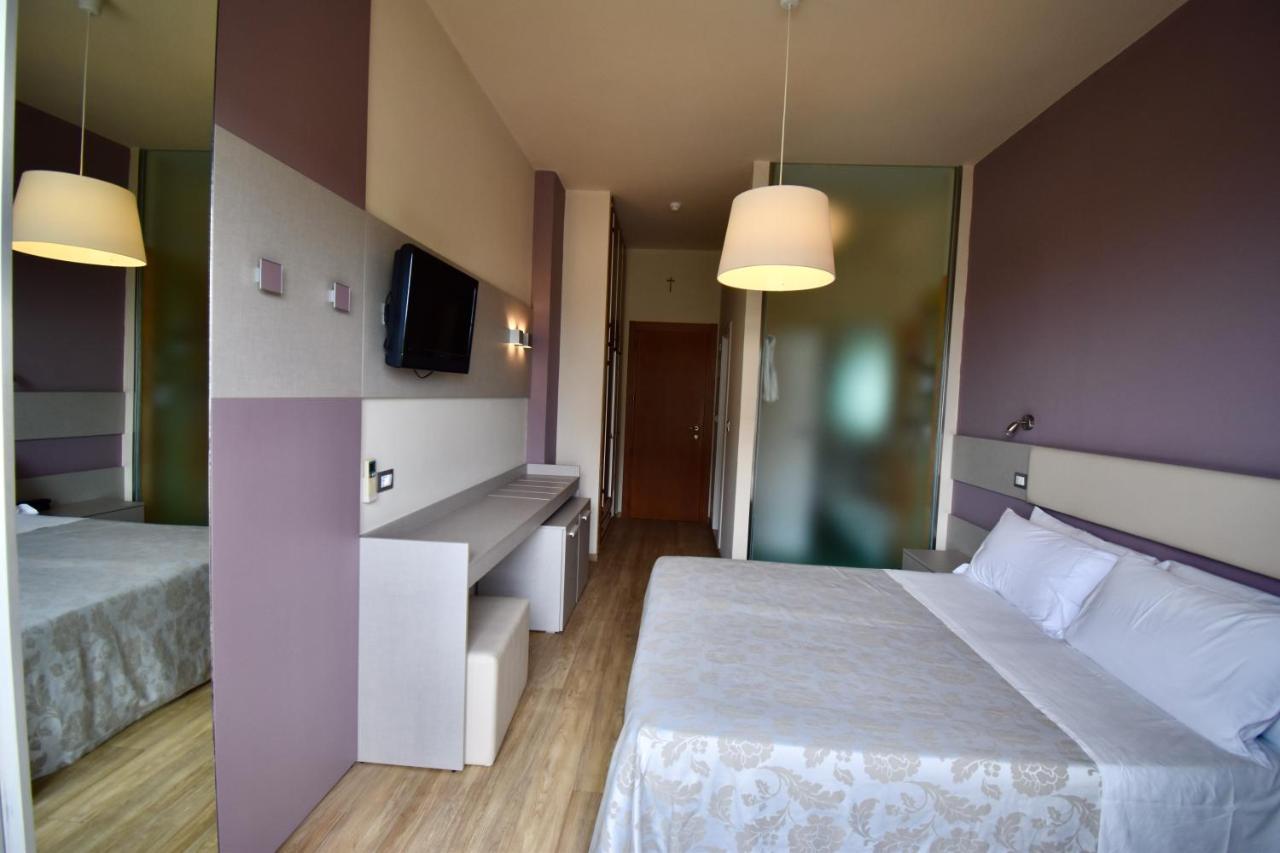 Hotel Astor B&B Лидо ди Класе Екстериор снимка