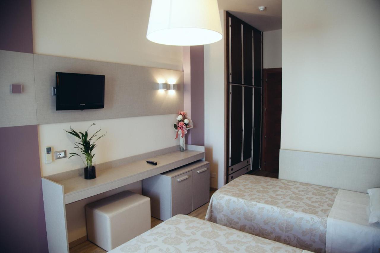 Hotel Astor B&B Лидо ди Класе Екстериор снимка