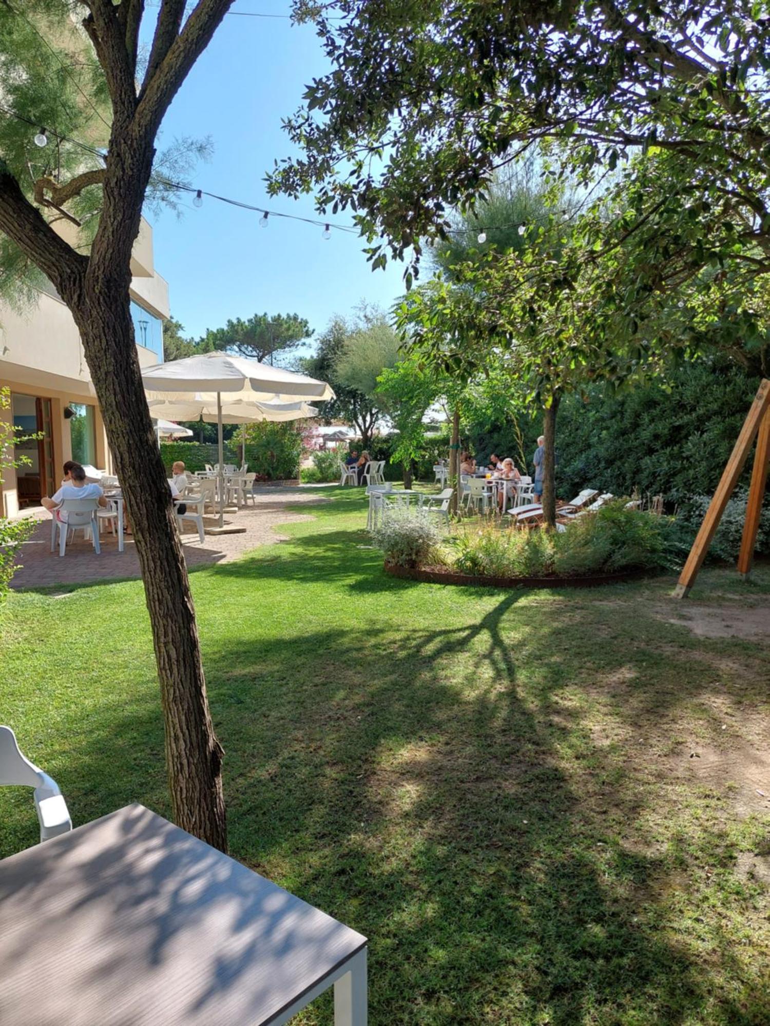 Hotel Astor B&B Лидо ди Класе Екстериор снимка