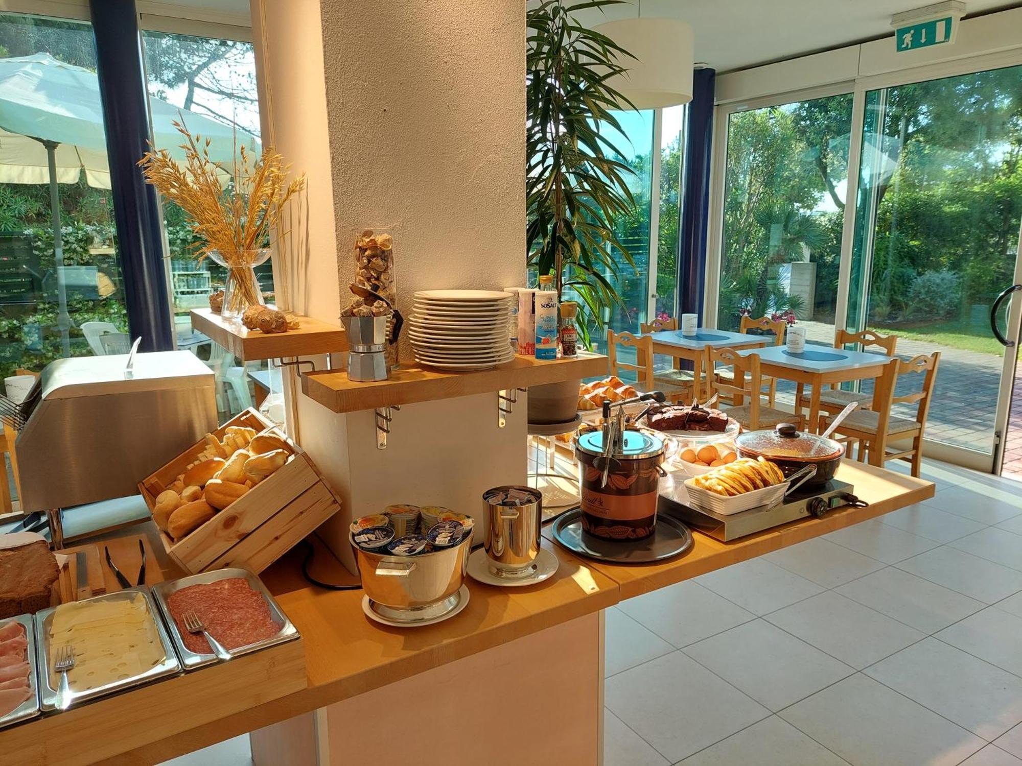 Hotel Astor B&B Лидо ди Класе Екстериор снимка