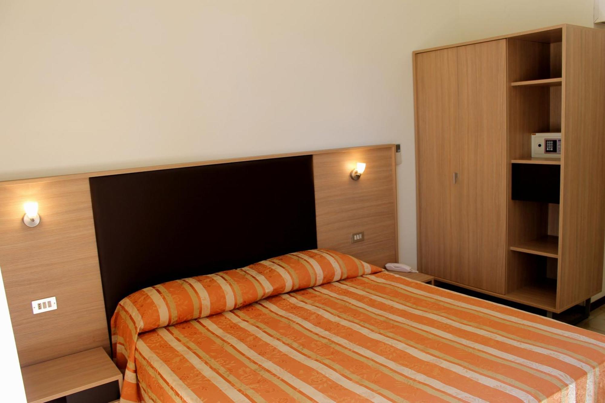 Hotel Astor B&B Лидо ди Класе Екстериор снимка