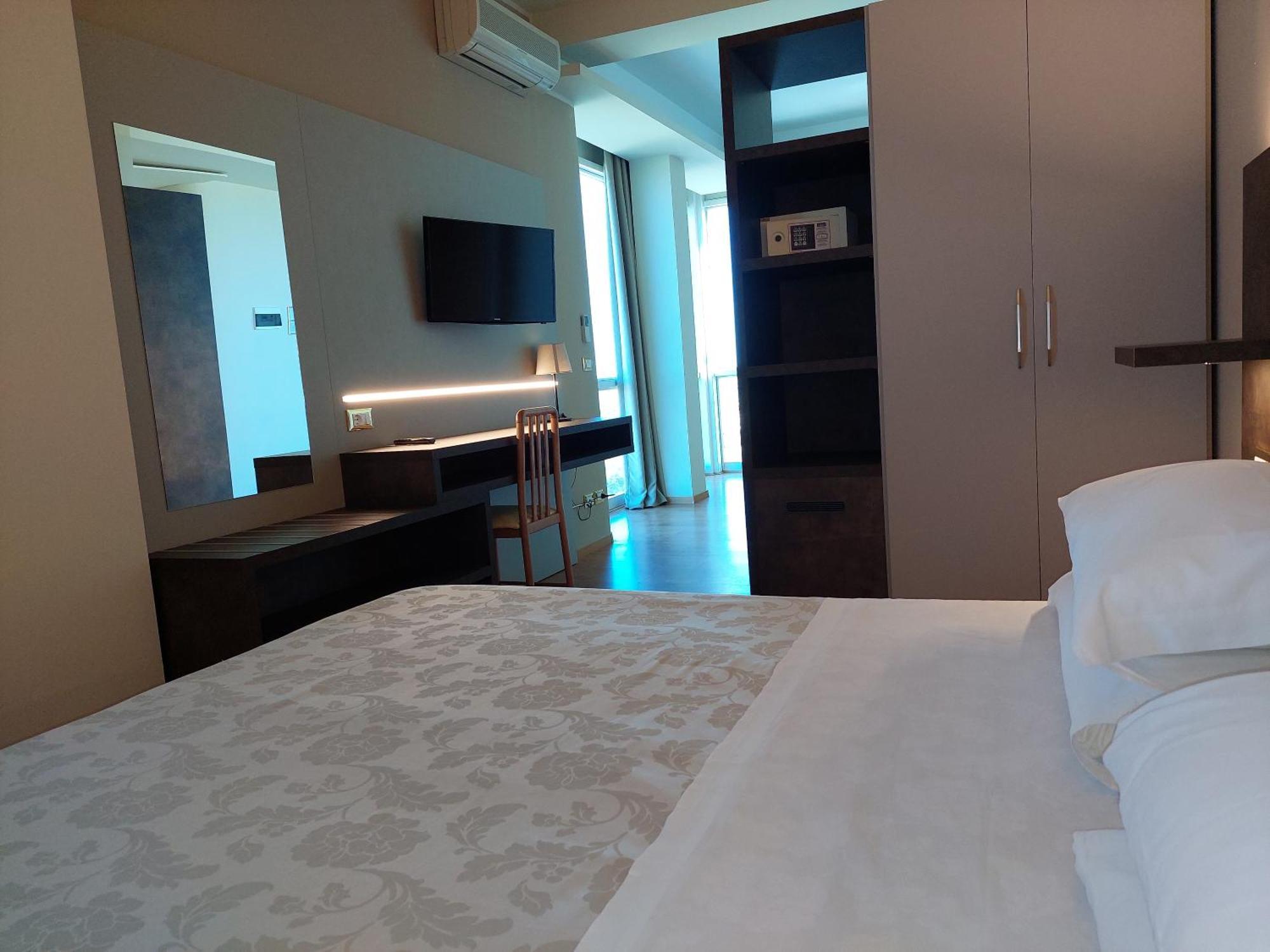 Hotel Astor B&B Лидо ди Класе Екстериор снимка