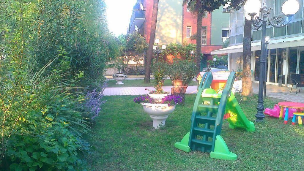 Hotel Astor B&B Лидо ди Класе Екстериор снимка