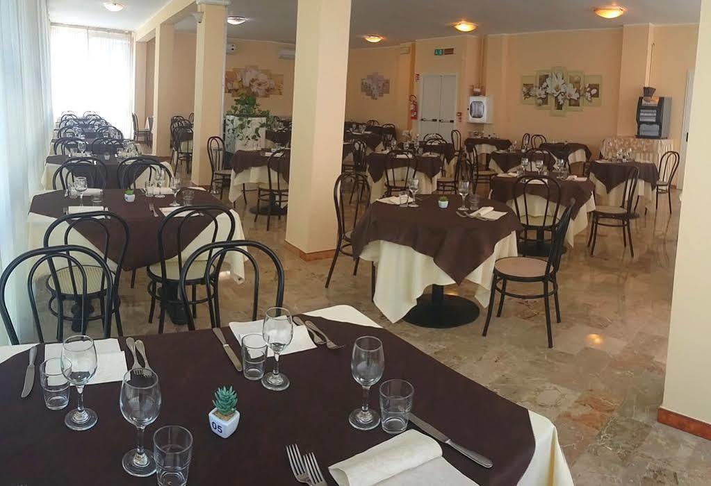Hotel Astor B&B Лидо ди Класе Екстериор снимка