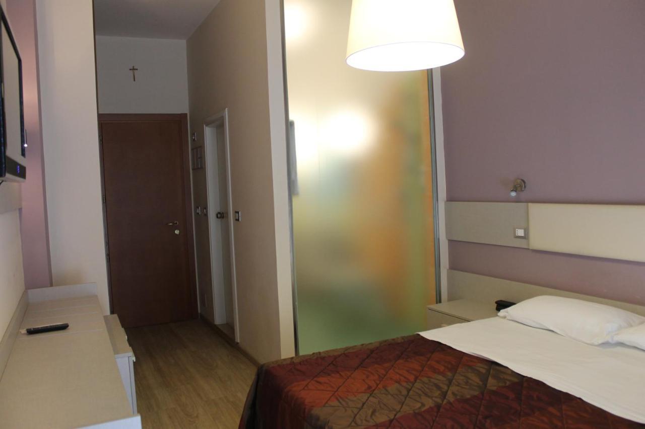 Hotel Astor B&B Лидо ди Класе Екстериор снимка