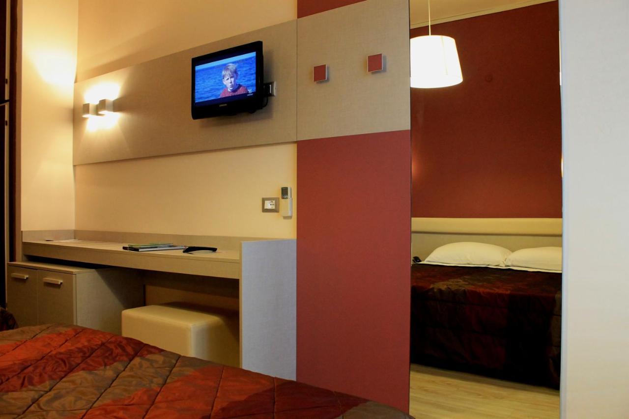Hotel Astor B&B Лидо ди Класе Екстериор снимка